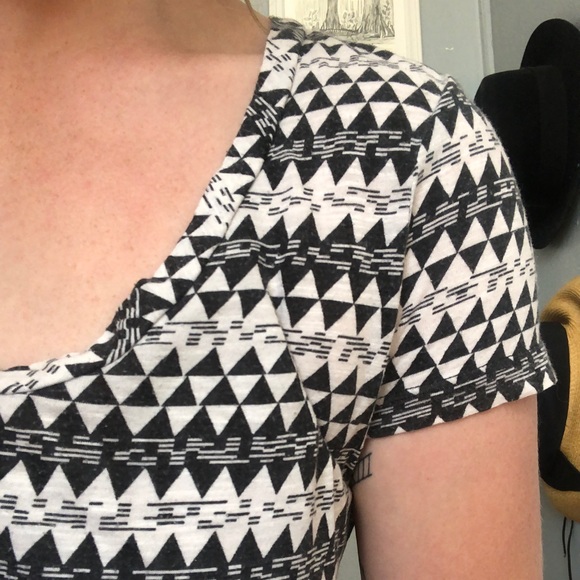 Geometric soft Tee - Picture 5 of 6